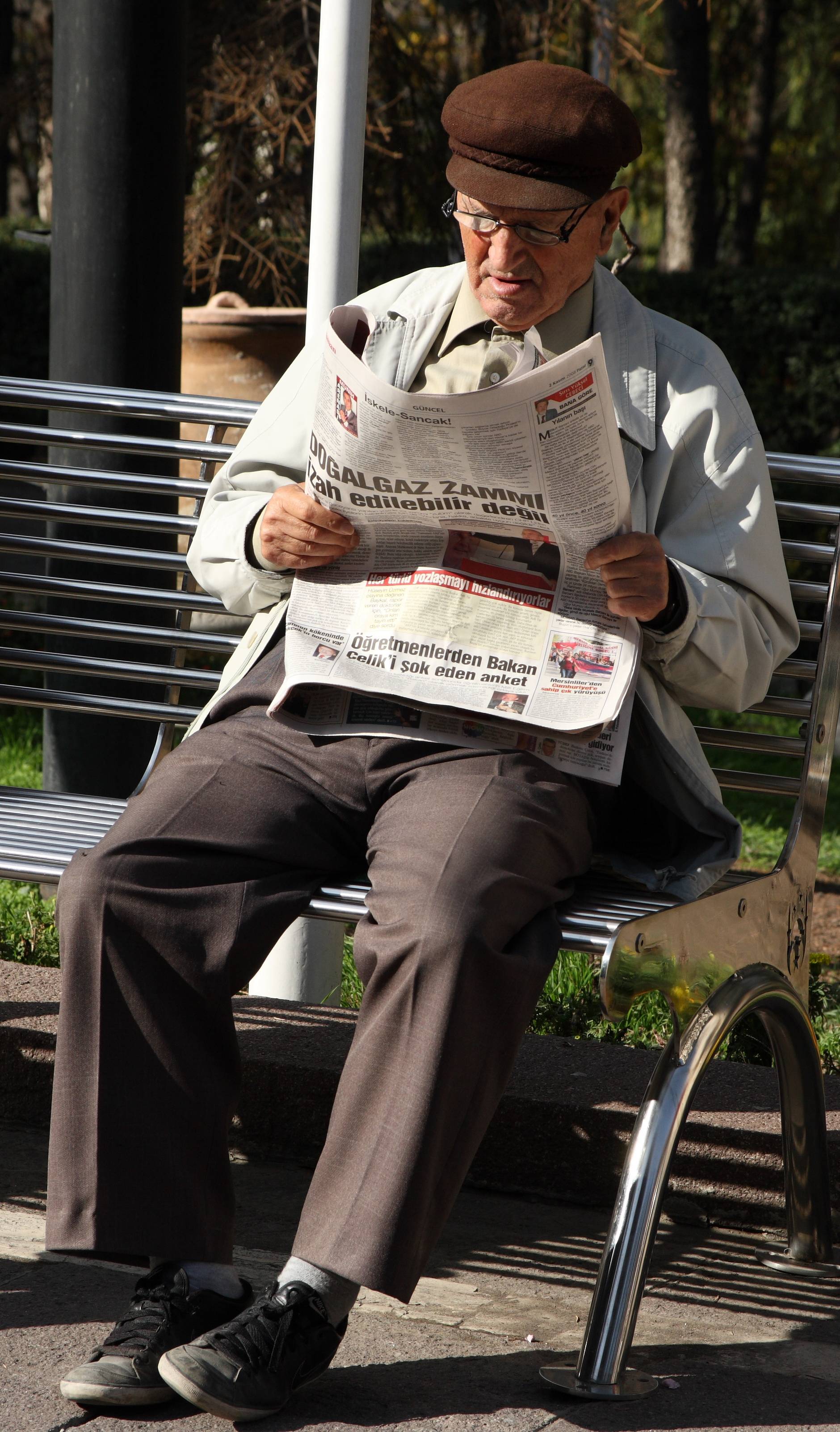 Newspaper man. Человек с газетой. Парень с газетой. Читает газету. Дед с газетой.